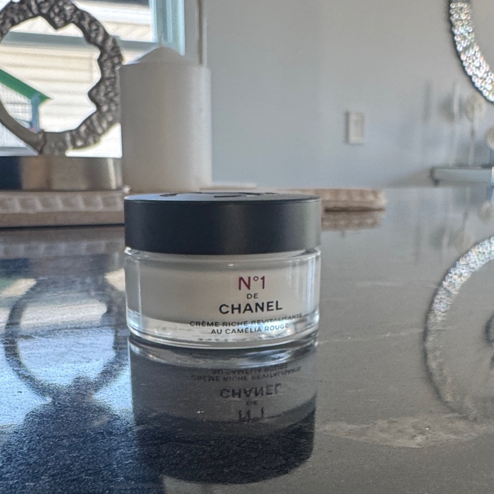 CHANEL N°1 De Chanel Revitalizing Cream - White and Black
